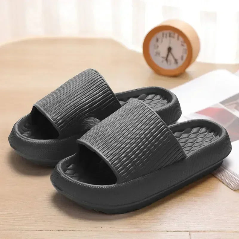 Chinelo nas nuvens antiderrapante